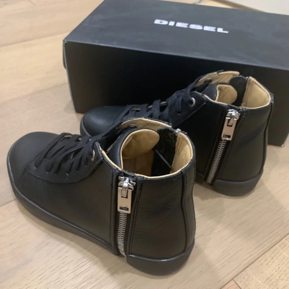 Diesel black leather zipper kids shoes size 1.5